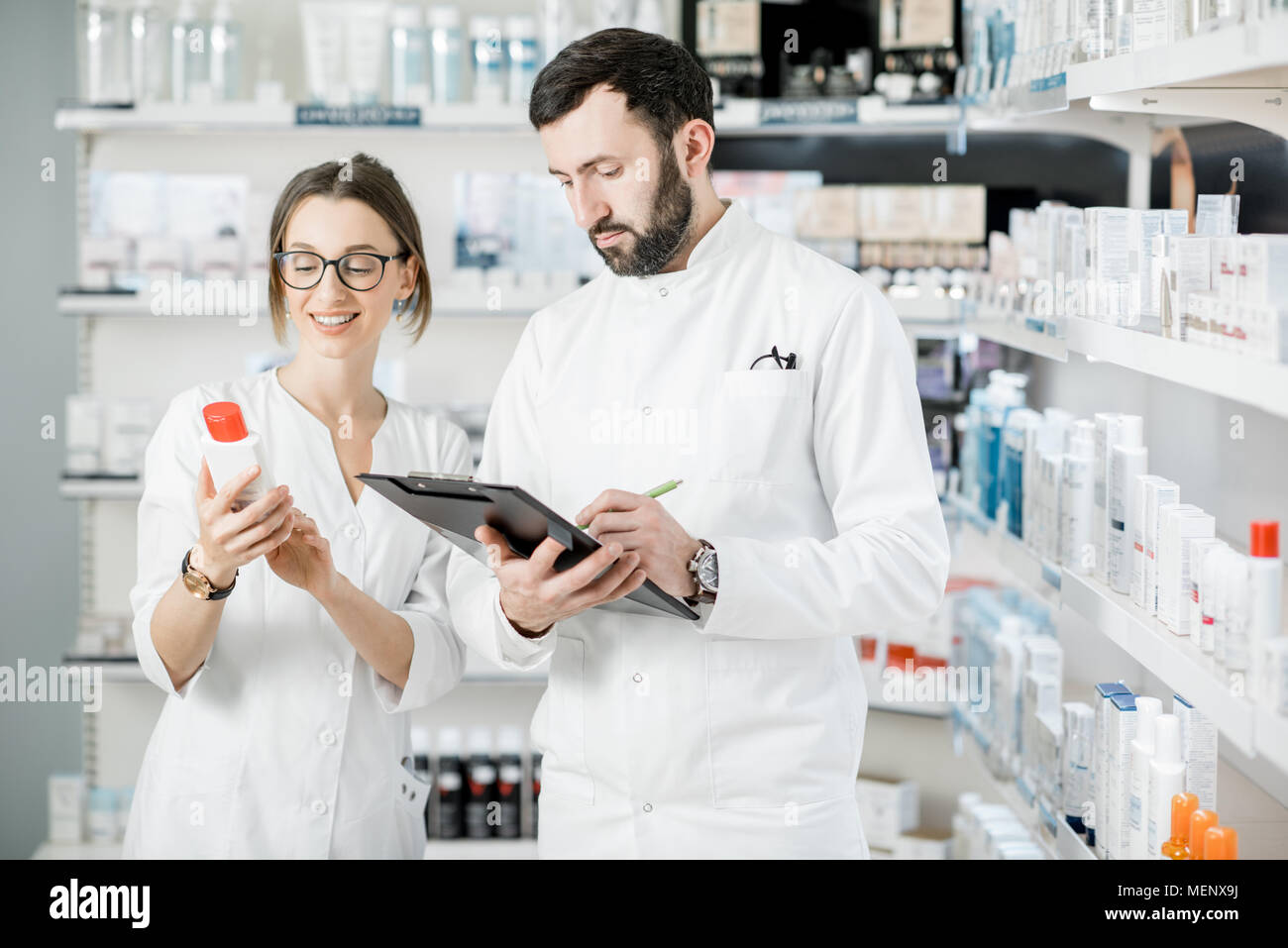 Apotheker arbeiten in der Apotheke Stockfoto