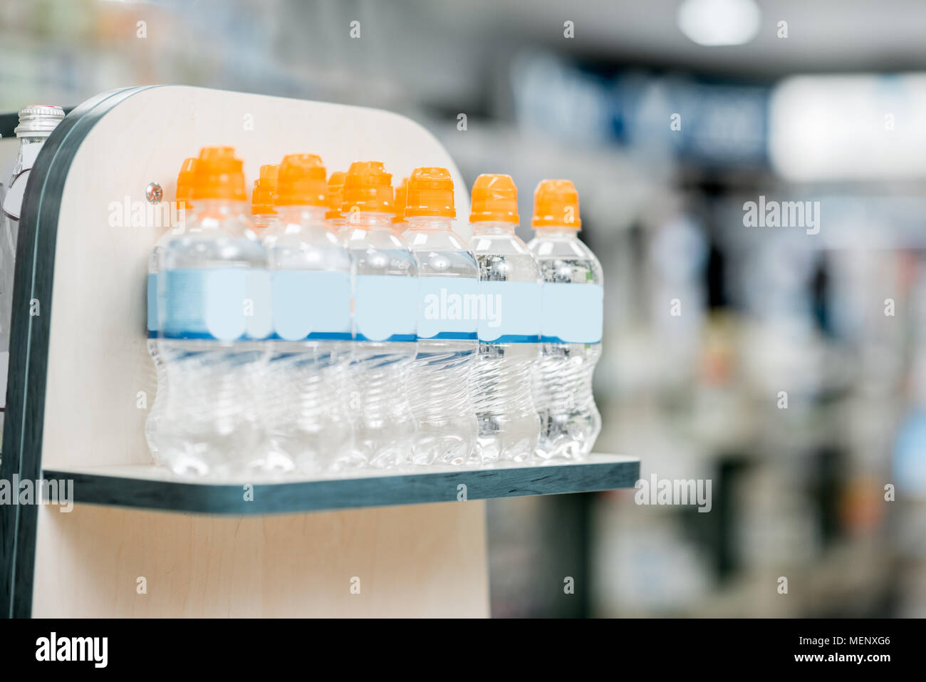 Flaschen Mit Wasser Im Supermarkt Stockfotografie Alamy