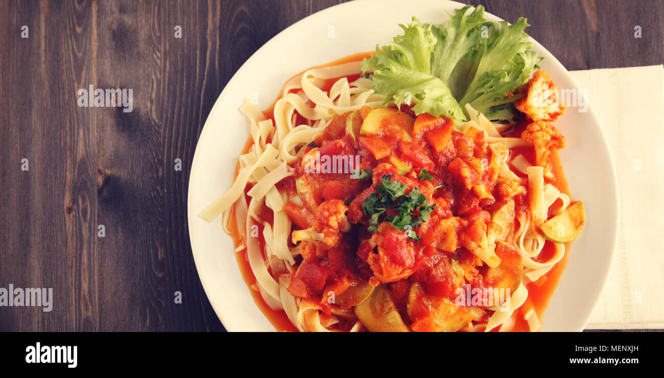 Ribbon Pasta mit Sauce Arrabiata. Close Up. Mittelmeer Teller. Tagliolini Nudeln mit Gemüse. Blumenkohl, Zucchini und Tomate Eintopf. Italienische cui Stockfoto