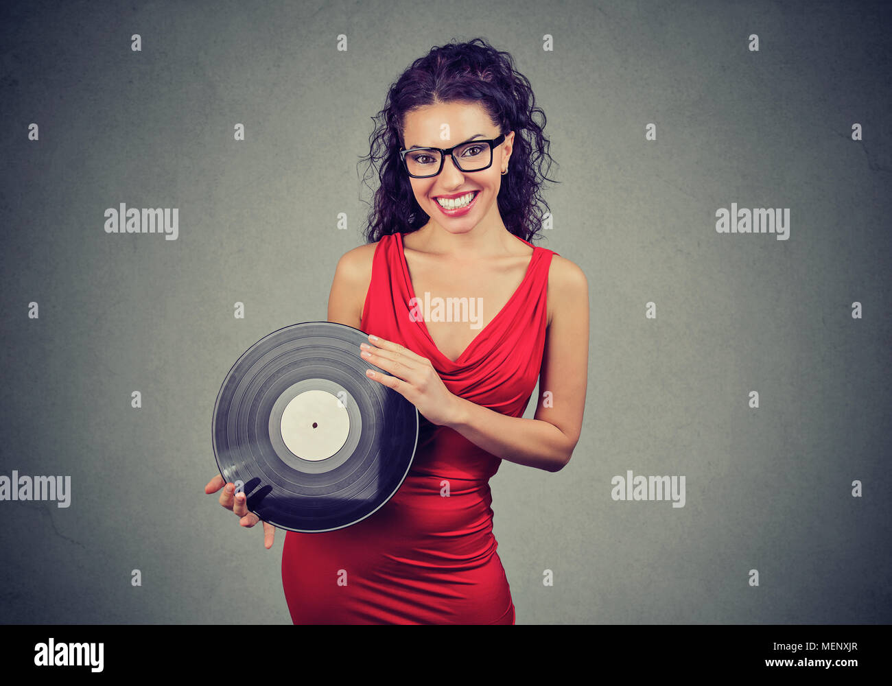 Freudige schöne junge Frau mit einem Vintage vinyl Stockfoto