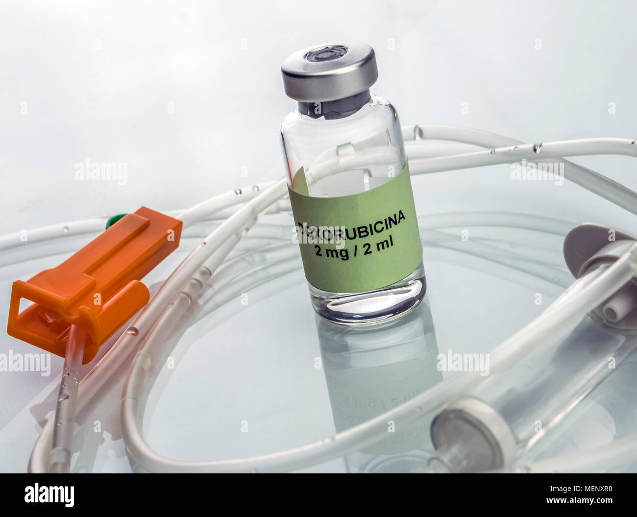 Doxorubicin-Durchstechflasche mit Tropfbewässerung, Medizin für Akute Lymphatische Leukämie Erkrankungen eingesetzt, konzeptionelle Bild Stockfoto
