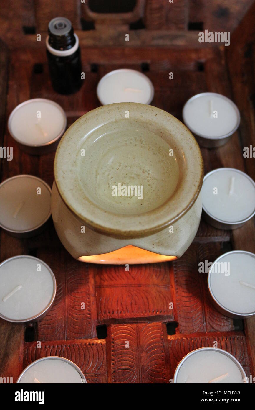 Keramikdiffusor mit verdünnten natürlichen ätherischen Öl mit Tee Licht brennen Sie hinein und hielt auch um zusammen mit der Flasche des wesentlichen Öls Stockfoto