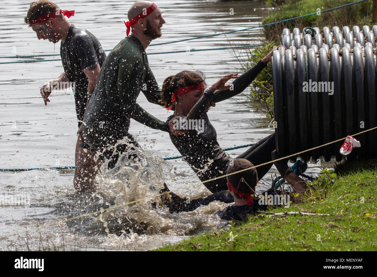 Yorkshire Warrior Challenge-Teilnehmer kämpfen im Ripley Castle, North Yorkshire, England, Großbritannien, um durch einen Plastikschlauch zu kriechen. Stockfoto