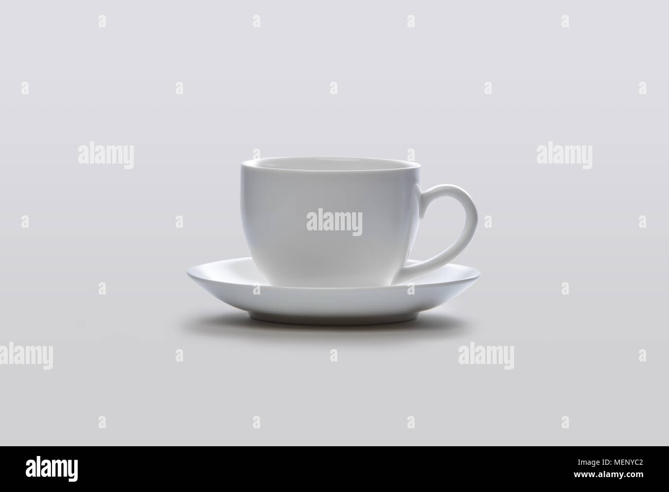 Weiße leere Tasse Kaffee auf weißen oder grauen Hintergrund mit Beschneidungspfaden auf Objekt, Höhe Tasse Kaffee für Drucken und Webseiten, Grafik Design Stockfoto