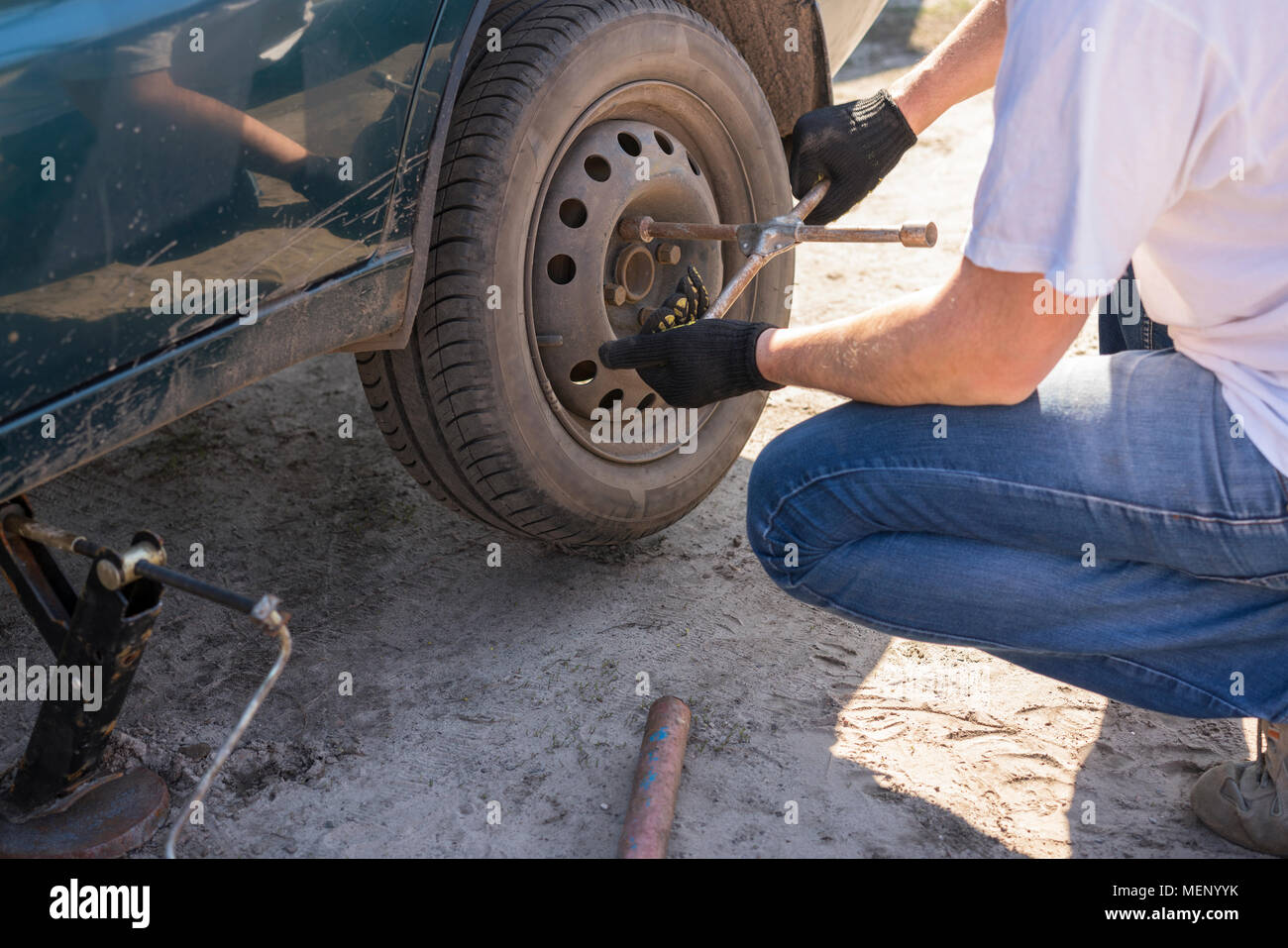 Mann Reifen wechseln nach einer Autopanne. Transport, Begriff reisen. Stockfoto