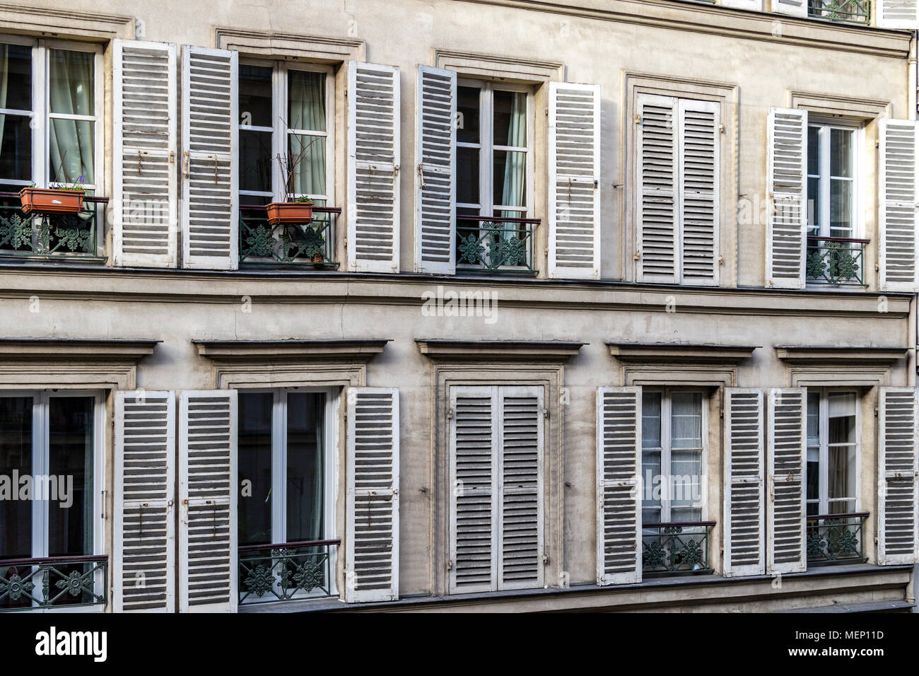 Paris Wohnung Gebäude mit Rollläden um die Fenster entlang der Rue Notre Dame De Lorette, Saint-Georges, Paris, Frankreich Stockfoto