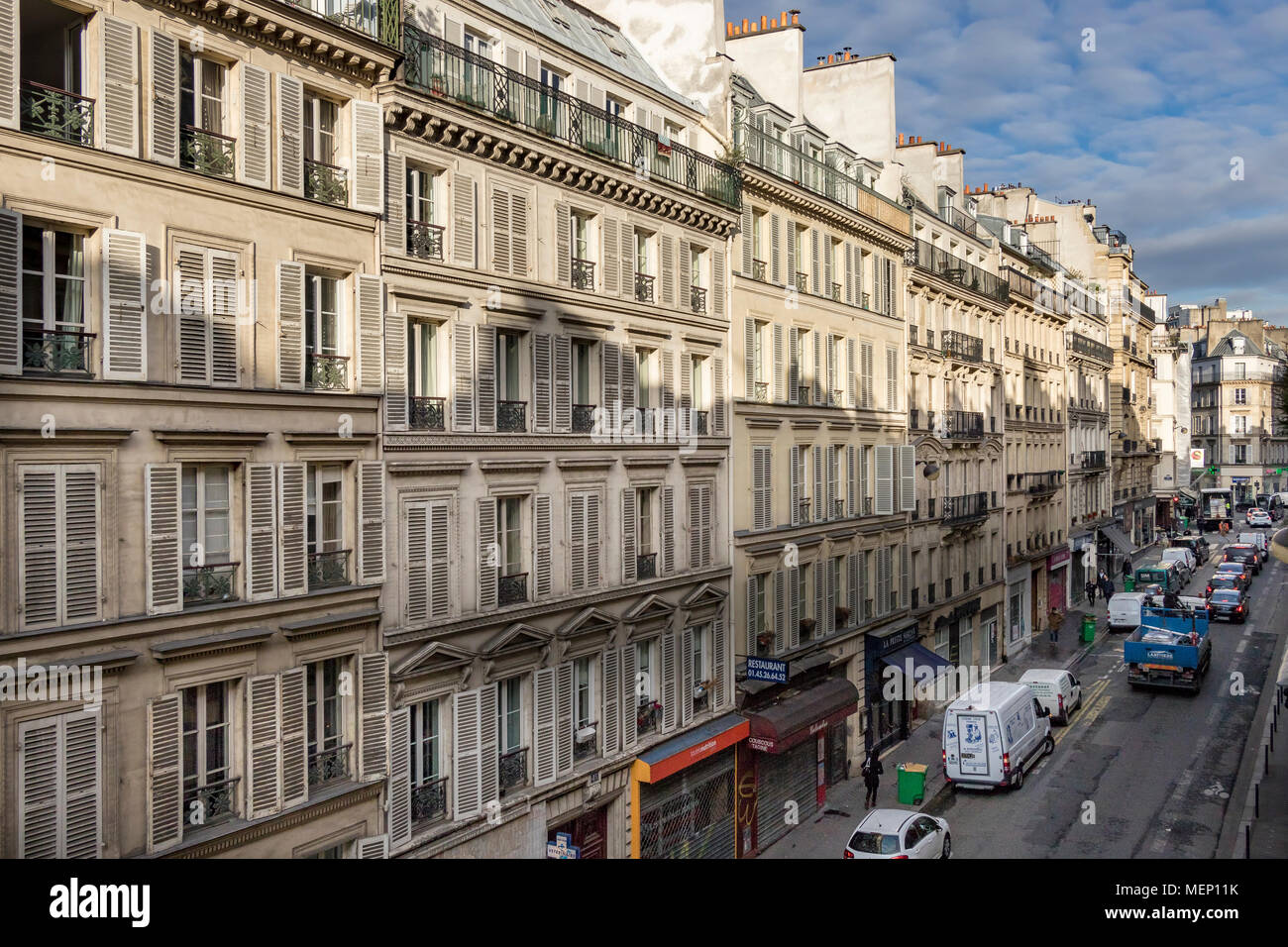 Am frühen Morgen Luftaufnahme der elegante shuttered Apartment Gebäuden und Geschäften entlang der Rue Notre Dame De Lorette, Saint-Georges, Paris Stockfoto