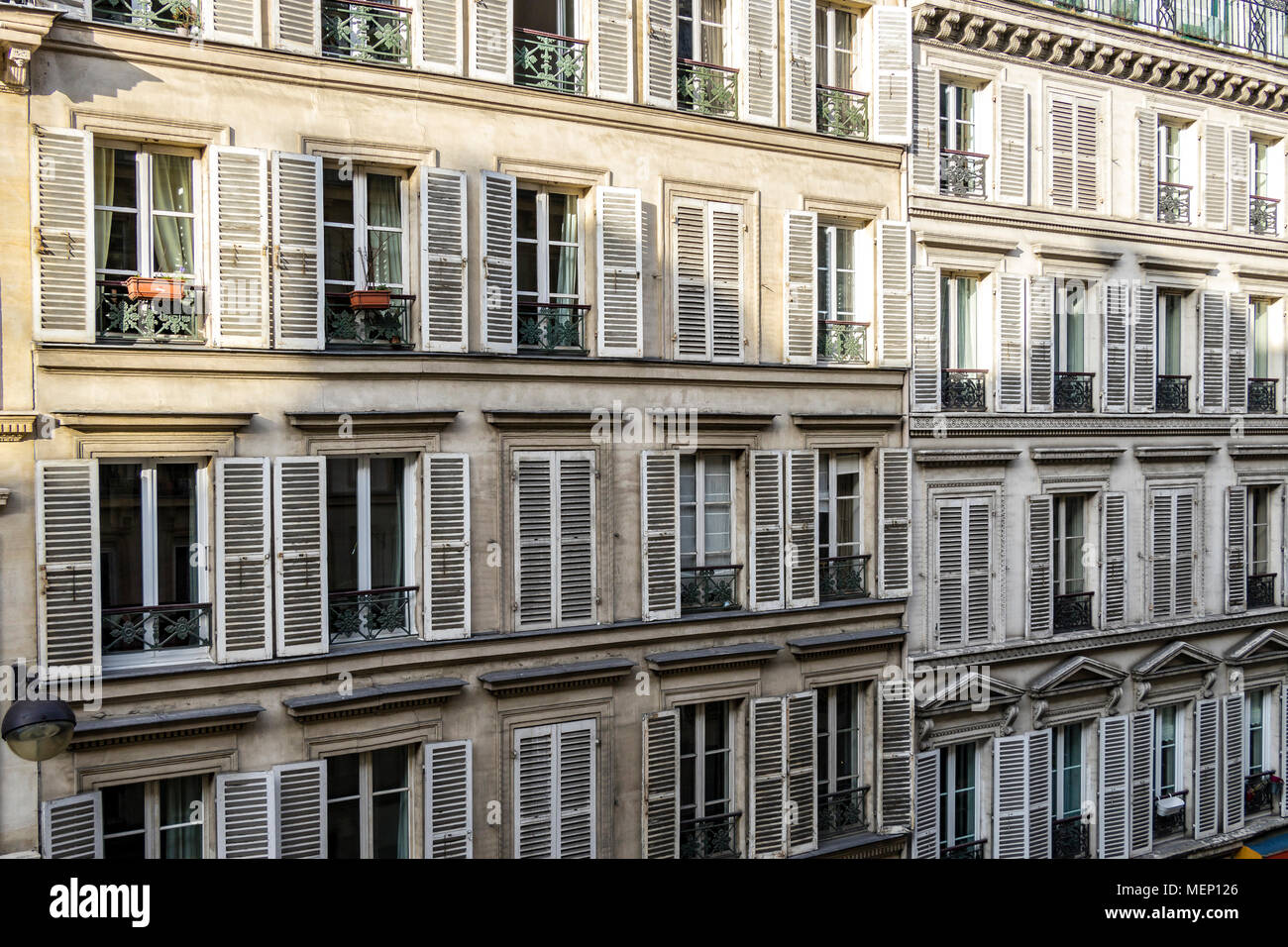 Hölzerne Fensterläden und Blumenkästen um die Fenster einer Wohnung Gebäude entlang der Rue Notre Dame De Lorette, Saint-Georges, Paris, Frankreich Stockfoto