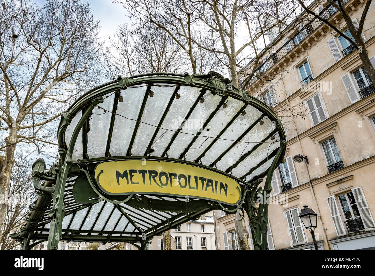 Eingang zum U-Bahnhof Abbesses entworfen von Hector Guimard eine von nur zwei original Glas Guimard Eingänge Abbesses Montmartre, Paris Stockfoto