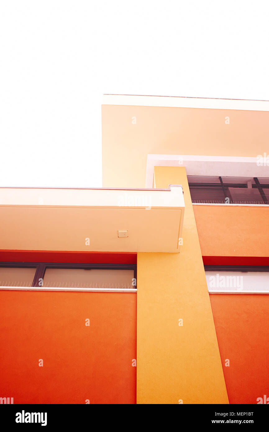 Minimalistisches modernes rotes Gebäude rot orange architektonisches abstraktes Detail Hintergrund Stockfoto