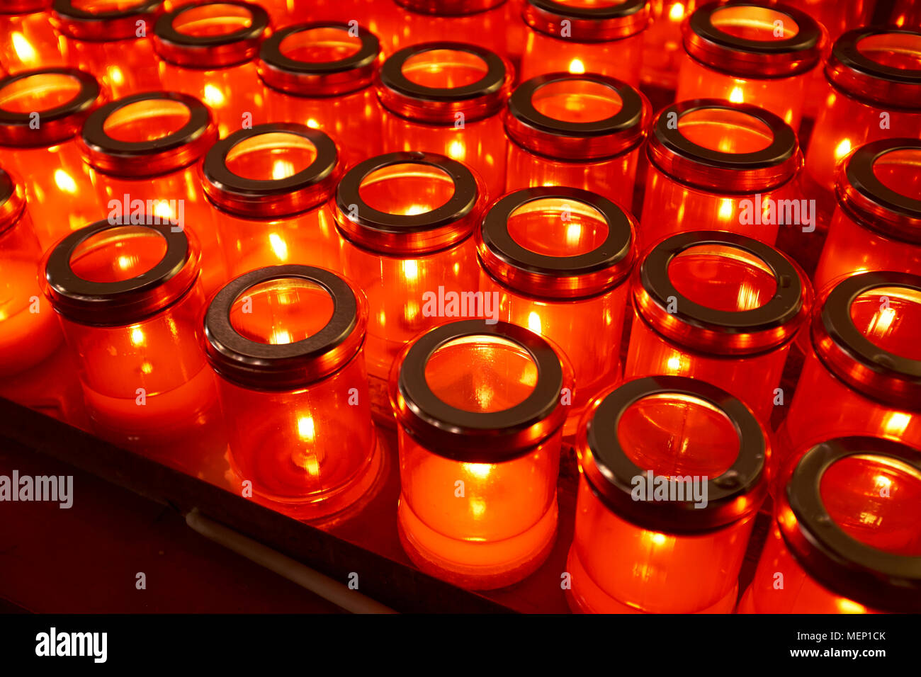 Eine votive Kerze Rack - Gebet Kerzen in einer christlichen Kirche. Stockfoto