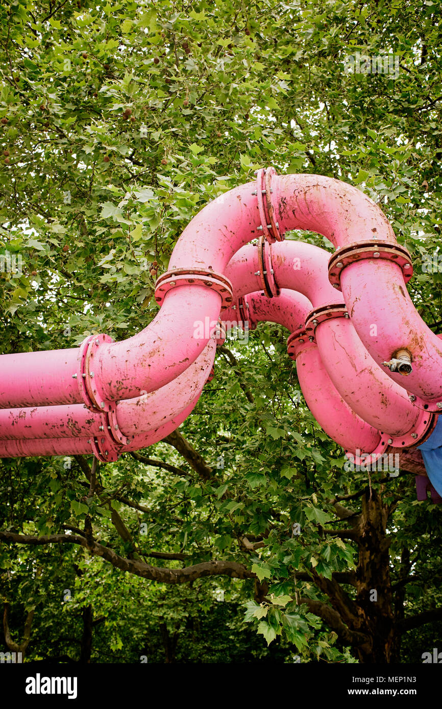 Die Rosa industrielle Wasserleitungen in Berlin zur Entwässerung eingesetzt, in Deutschland, in Europa. Stockfoto