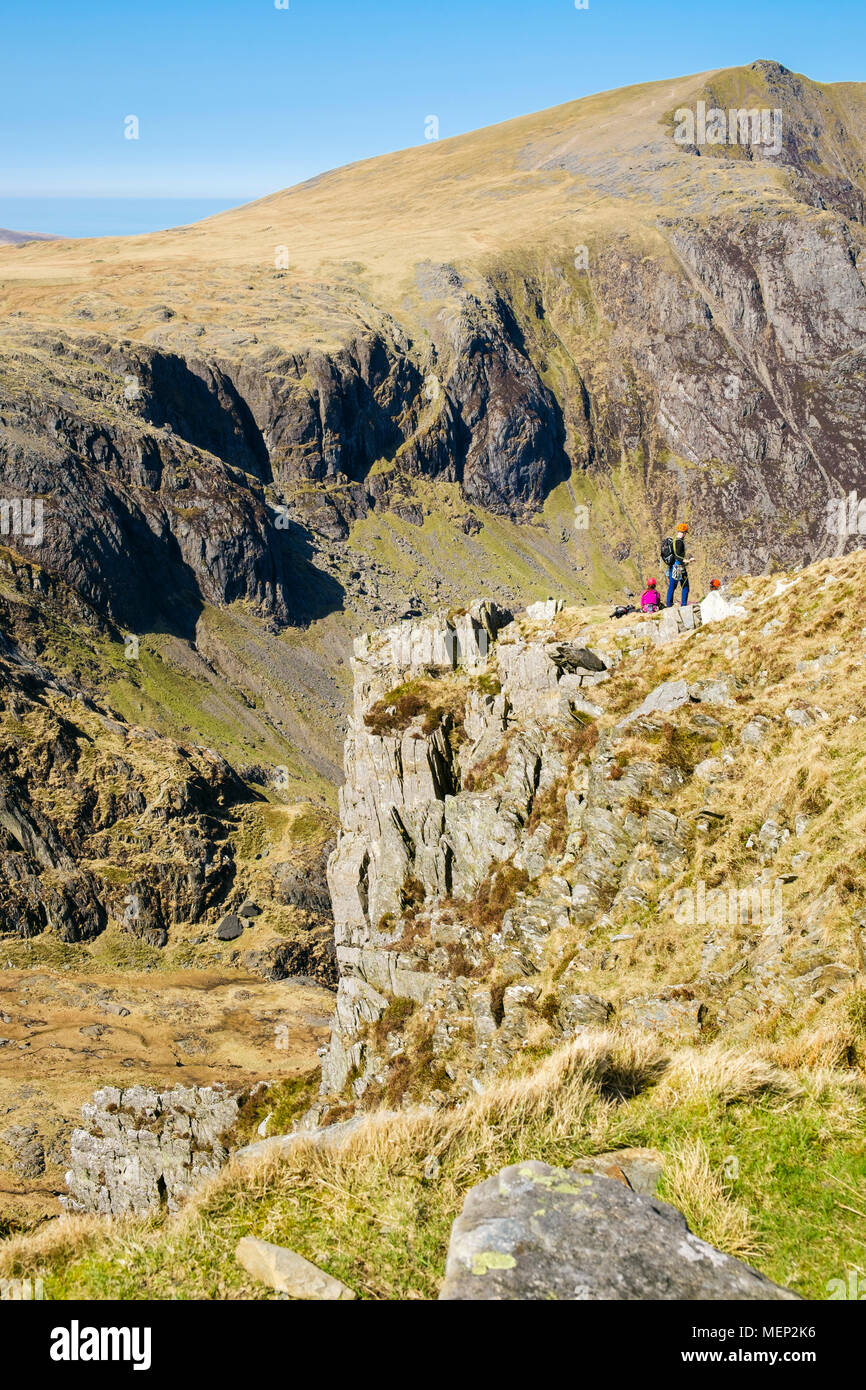 Bergsteiger auf Cneifion Arete auf Y Gribin Ridge auf Glyder Fawr mit Y Garn Berg als Kulisse in Snowdonia National Park. Ogwen, Wales, Großbritannien, Großbritannien Stockfoto
