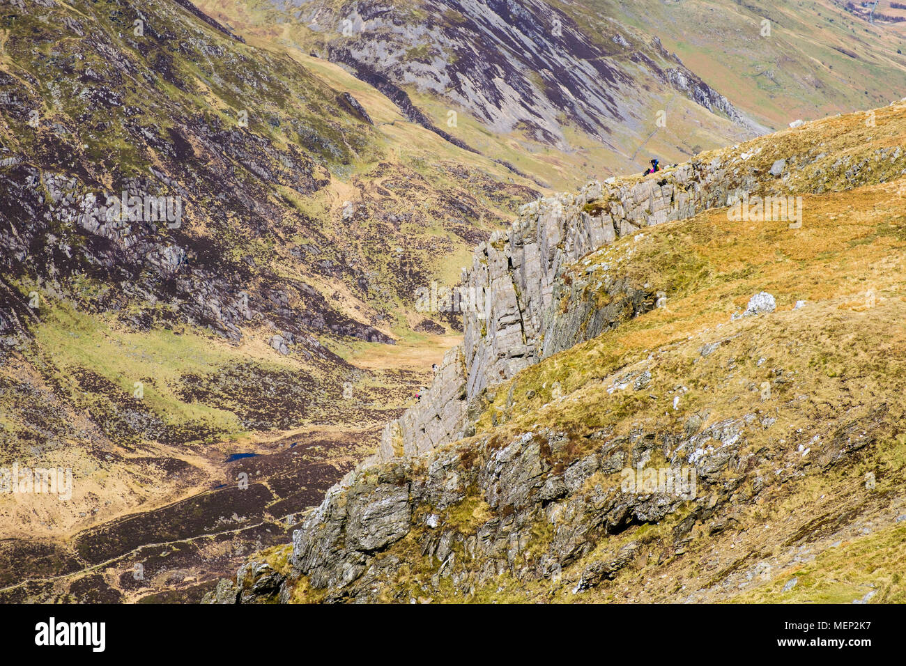 Cneifion Arete rock Jagt auf Y Gribin ridge mit Kletterer oben in den Bergen von Snowdonia National Park. Ogwen, Conwy, Wales, Großbritannien, Großbritannien Stockfoto