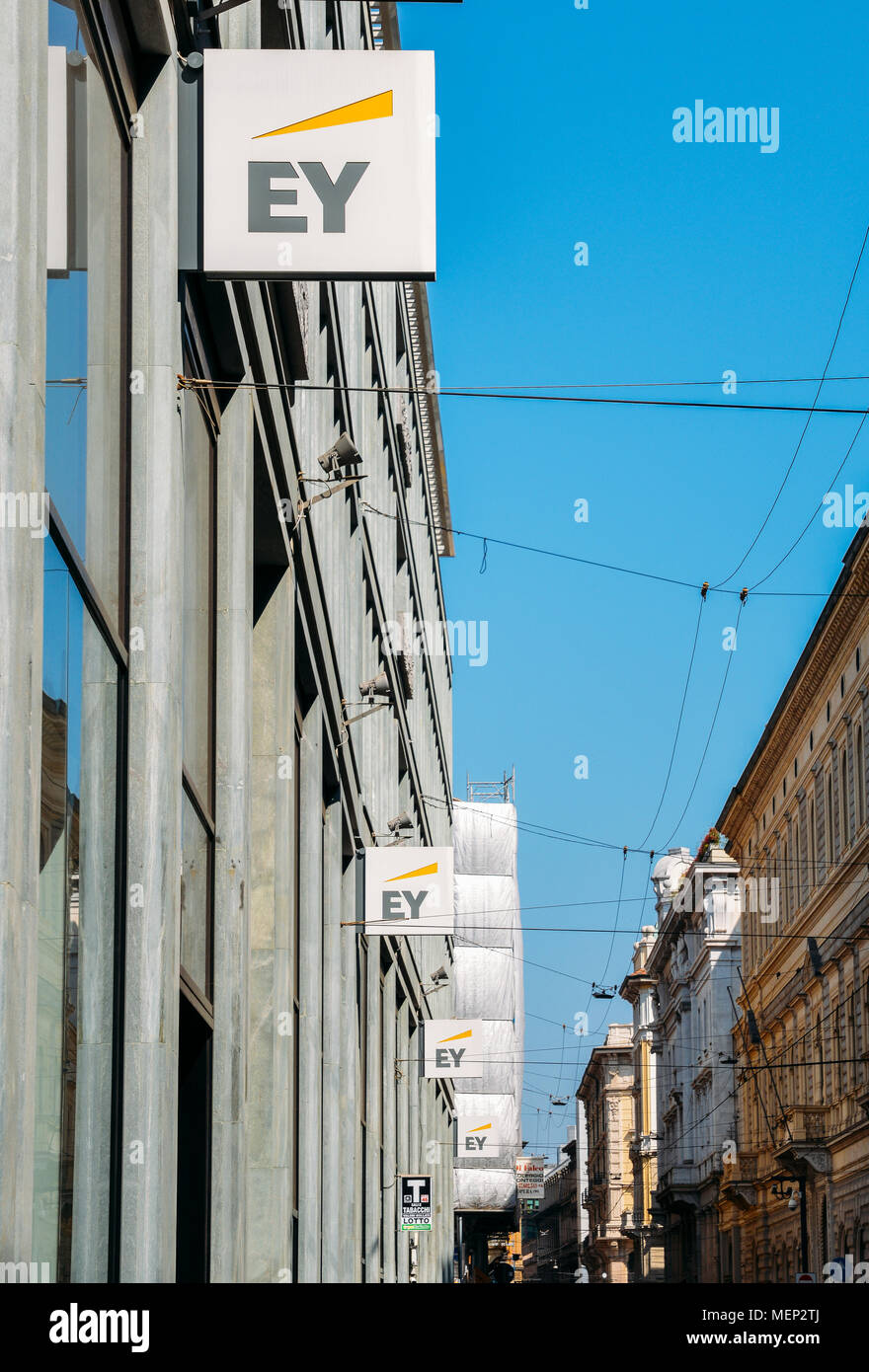 Mailand, Italien - 19. April 2018: Ernst und Young Zeichen auf modernes Gebäude Fassade Stockfoto