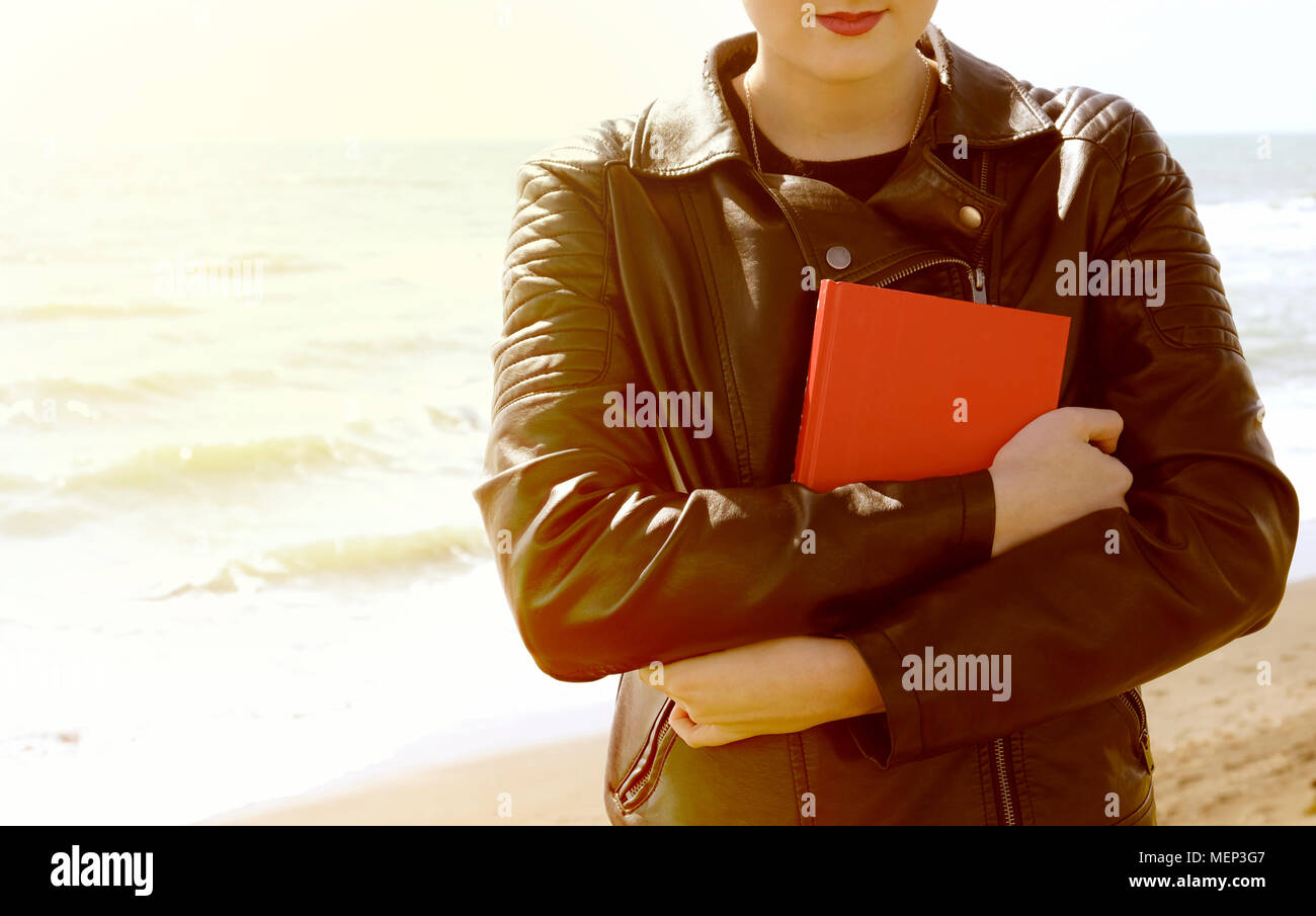 Mädchen mit Buch vor Meer Stockfoto