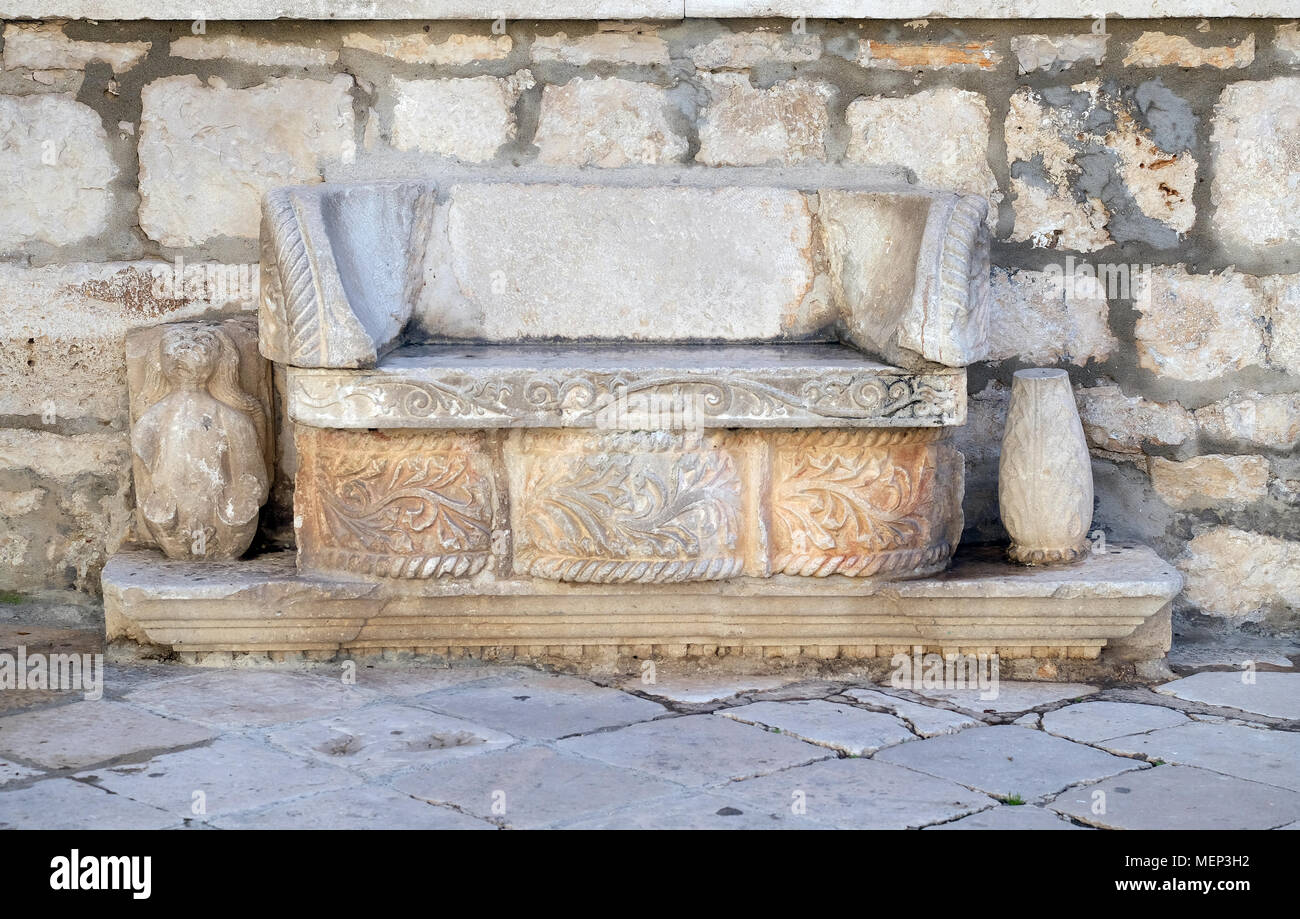 Eine Steinbank vor die Schatzkammer des Bischofs in der Altstadt von Korcula, Dalmatien, Kroatien. Stockfoto