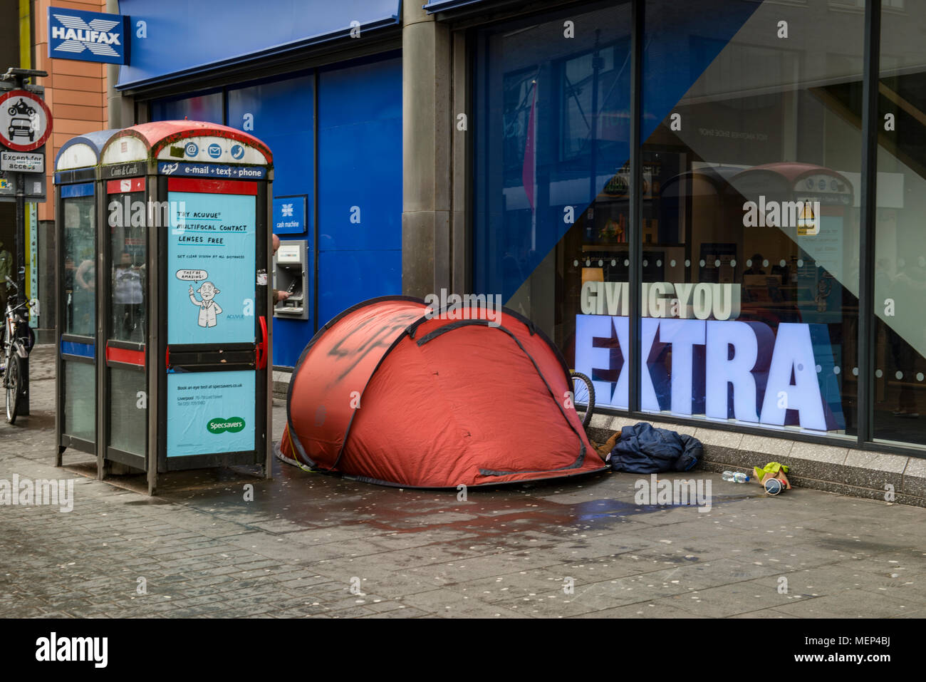 Obdachlosen, sein Zelt in Paradise Street, Liverpool - einer belebten Einkaufsstraße. Stockfoto