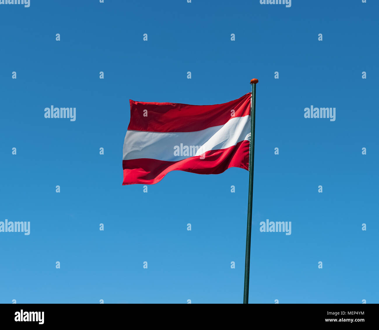 Flagge von Österreich am Fahnenmast im Wind wehende. Österreichische offizielle Nationalflagge auf blauen Himmelshintergrund. Patriotisches Symbol, banner Stockfoto