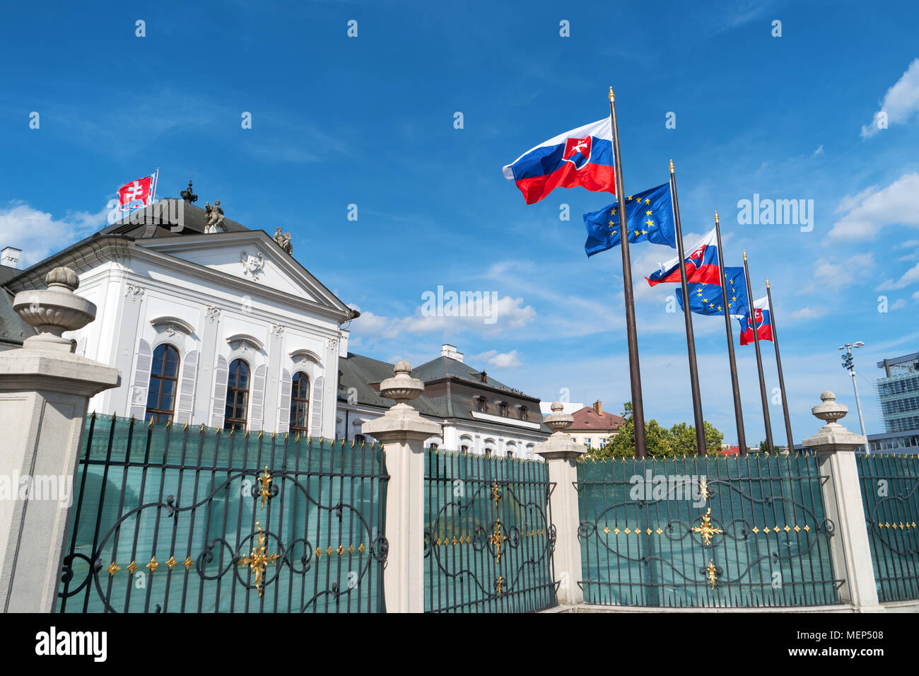 Palais Grassalkovich, Bratislava, Europa. Residenz des Präsidenten der Slowakei in Bratislava. Palais Grassalkovich Präsidentenpalast. Slowakische und EU-fl Stockfoto