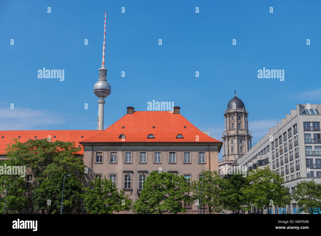 Berlin, Deutschland, Europa. Stadtbild mit TV Tower. Blick auf die Berliner Skyline im sonnigen Sommertag. Stadtzentrum mit Fernsehturm, in der Nähe von Alexanderpl Stockfoto