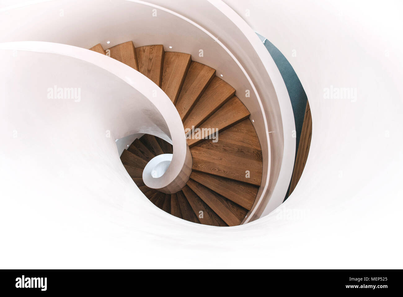 Innen moderne Wendeltreppe in Weiß. Ansicht von oben. Stockfoto