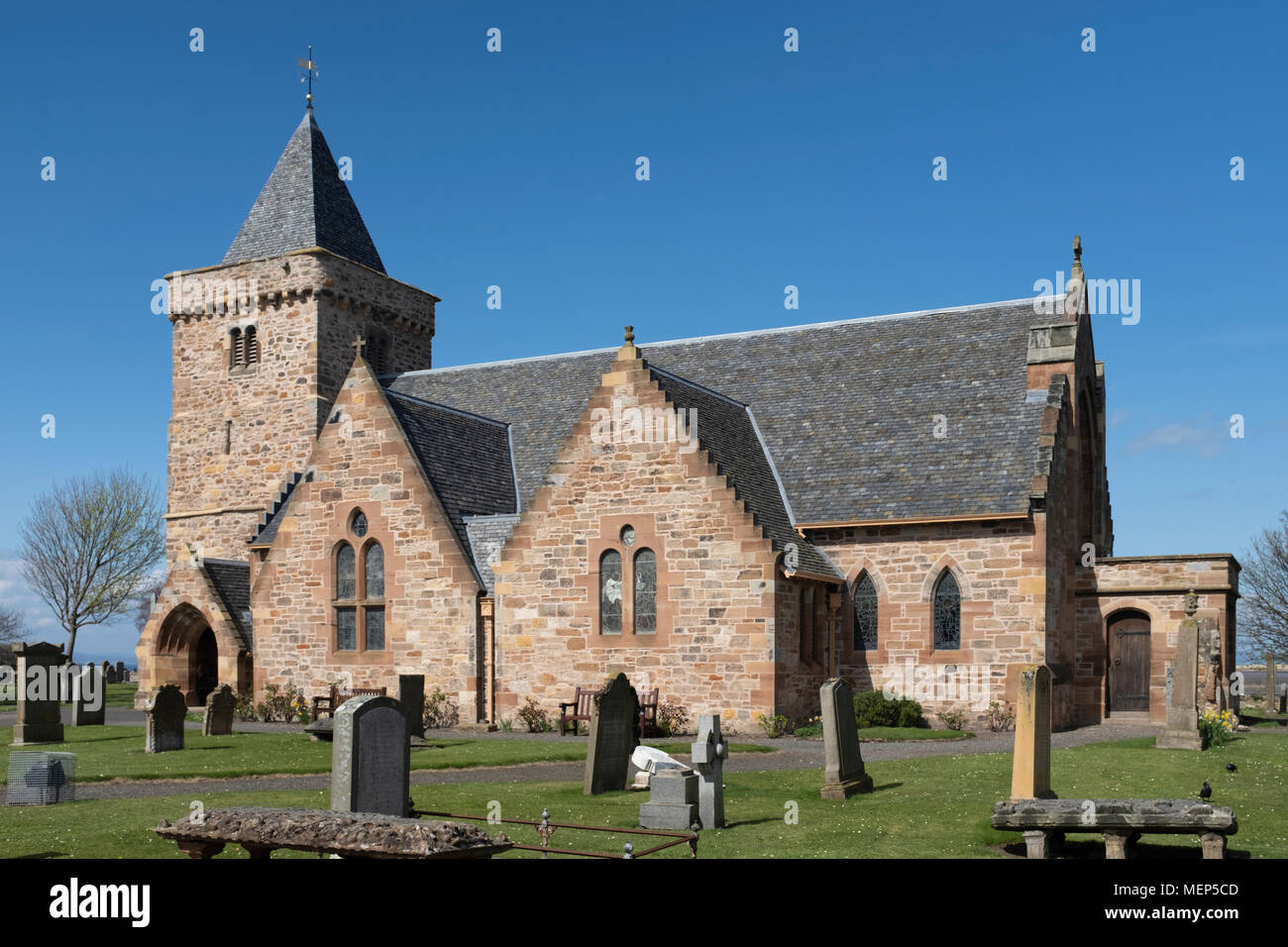 Aberlady Pfarrkirche mit Friedhof im Vordergrund, East Lothian, Schottland Stockfoto