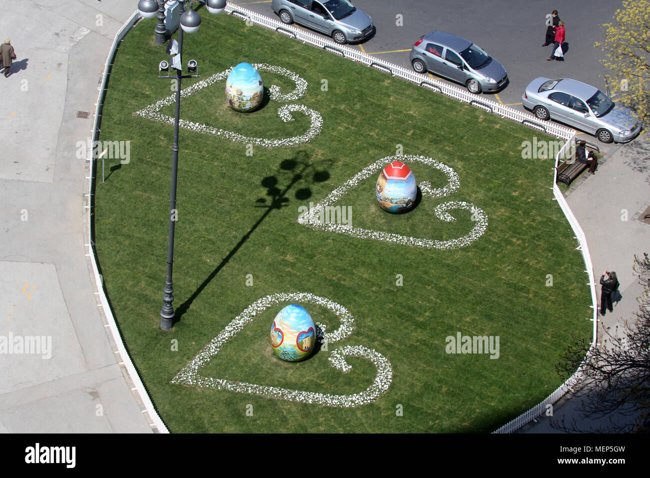 Ostereier auf dem Platz vor der Kathedrale von Zagreb, Kroatien Stockfoto