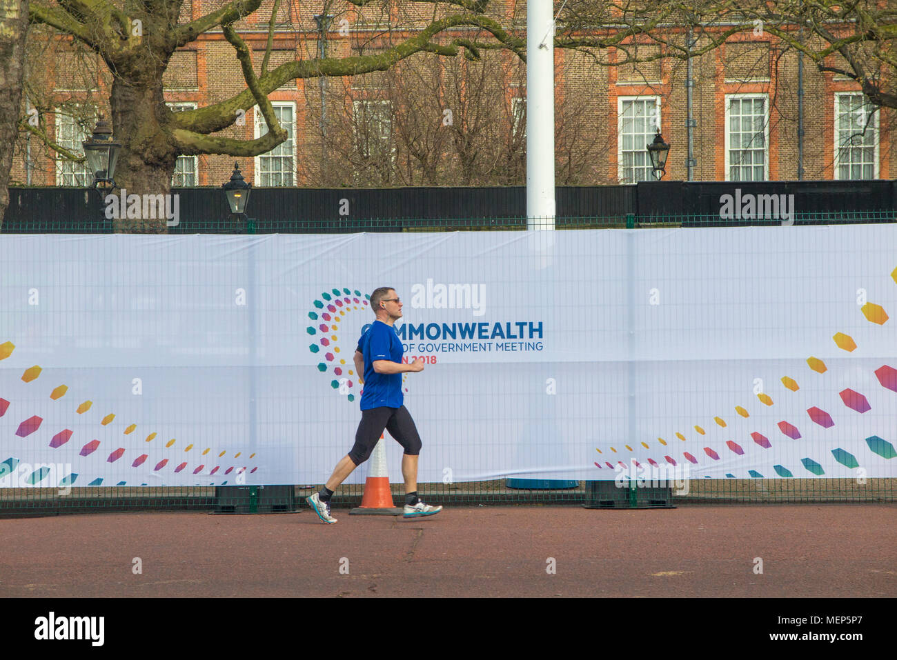 Ein Läufer auf der Mall während des Commonwealth Tagung der Regierungschefs im Jahr 2018 Stockfoto