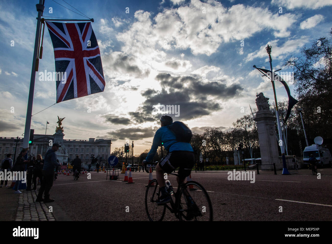 Radfahrer auf der Mall außerhalb der Buckingham Palace mit einer Union Flag Stockfoto