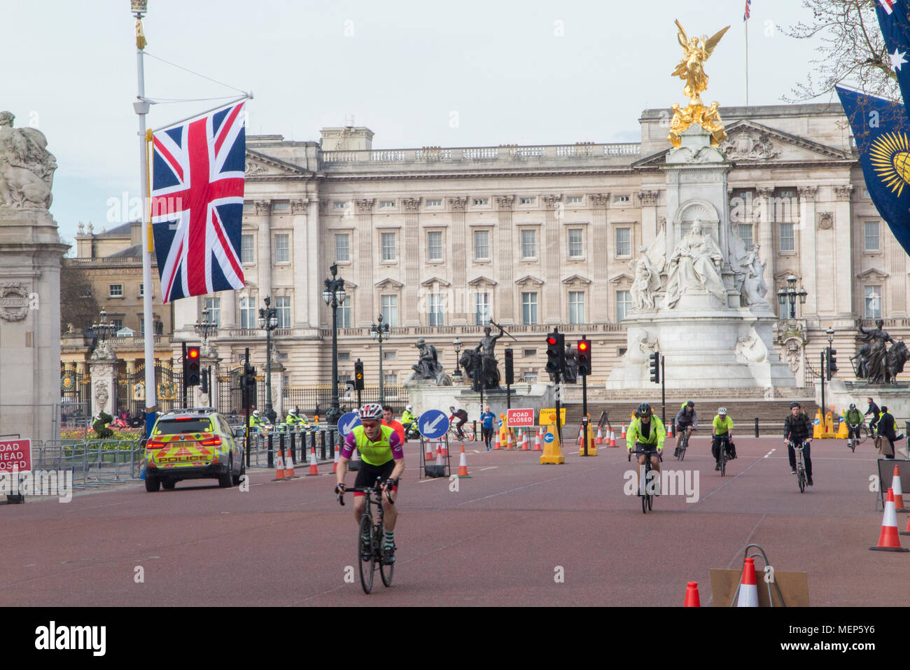 Radfahrer auf der Mall außerhalb der Buckingham Palace mit einer Union Flag Stockfoto