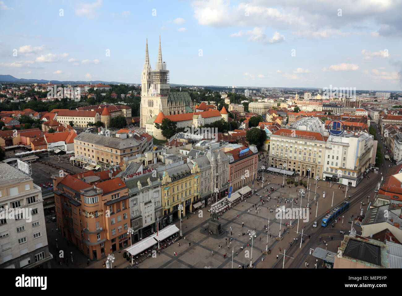 Ban Jelacic Platz und die Kathedrale Luftaufnahme in Zagreb, Kroatien. Stockfoto