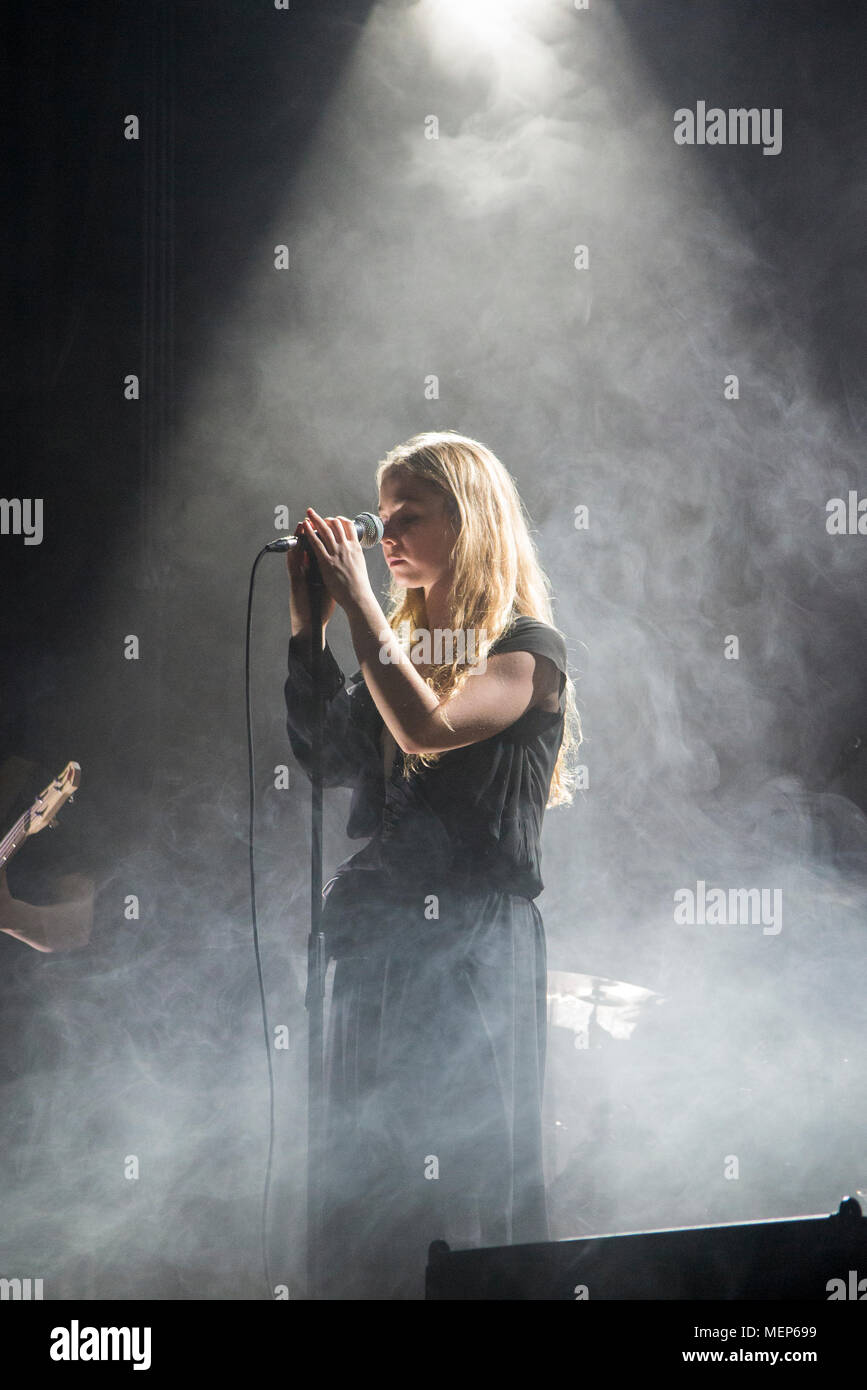 Hooverphonic ihren neuen Sänger Luka Cruysberghs zu einem Londoner Publikum vorstellen an der Islington Aula, ihren ersten Auftritt mit der Band Stockfoto