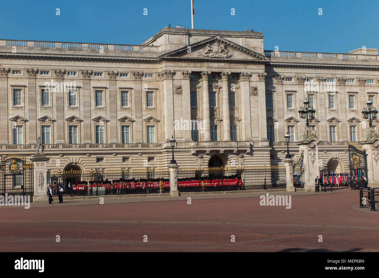 Die Grenadier Guards in voller Uniform am Buckingham Palace für die Commonwealth Tagung der Regierungschefs im Frühjahr 2018 Stockfoto