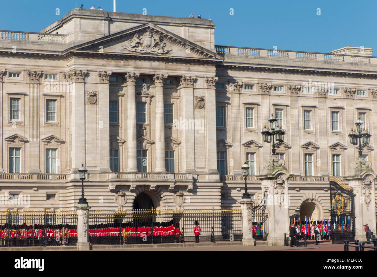 Die Grenadier Guards in voller Uniform am Buckingham Palace für die Commonwealth Tagung der Regierungschefs im Frühjahr 2018 Stockfoto