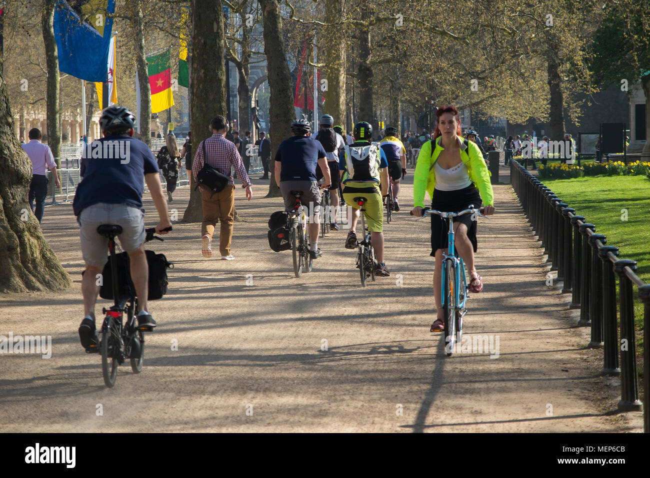 Massen von Radfahrer Radfahren entlang der Mall in London Stockfoto