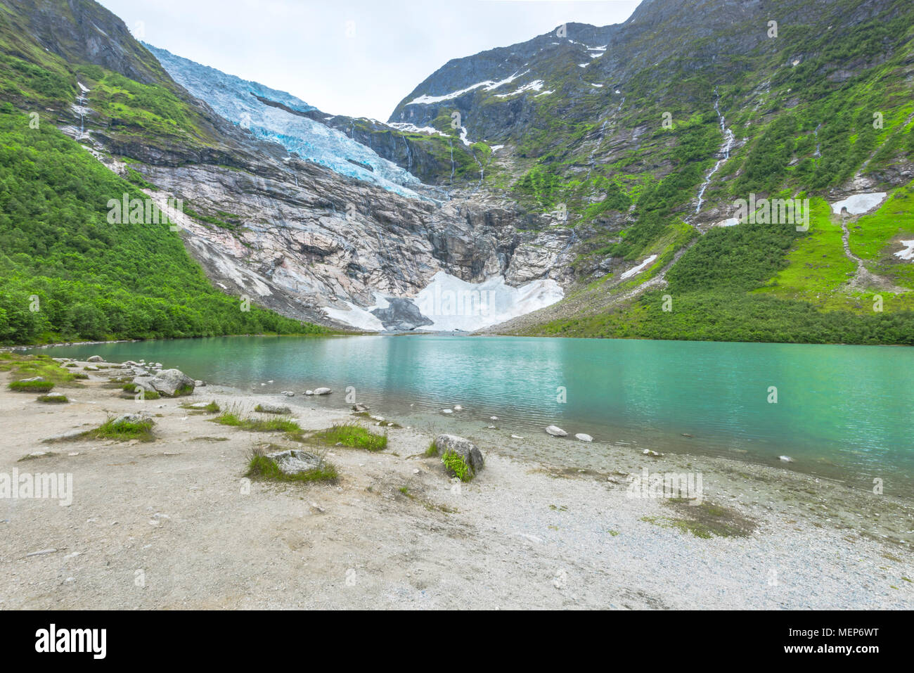 Gletscher Boyabreen, Teil des Jostedalsbreen Nationalpark, Norwegen, in der Nähe von Sogndal, Berge und Gletscher See mit türkisfarbenem Wasser Stockfoto