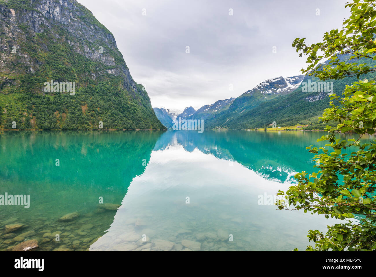 See Oldevatnet mit Spiegelung, Blick zum Gletscher Briksdalsbreen, Norwegen, in der Nähe von Luster am Nordfjorden, Bergwelt im Oldedalen Tal Stockfoto