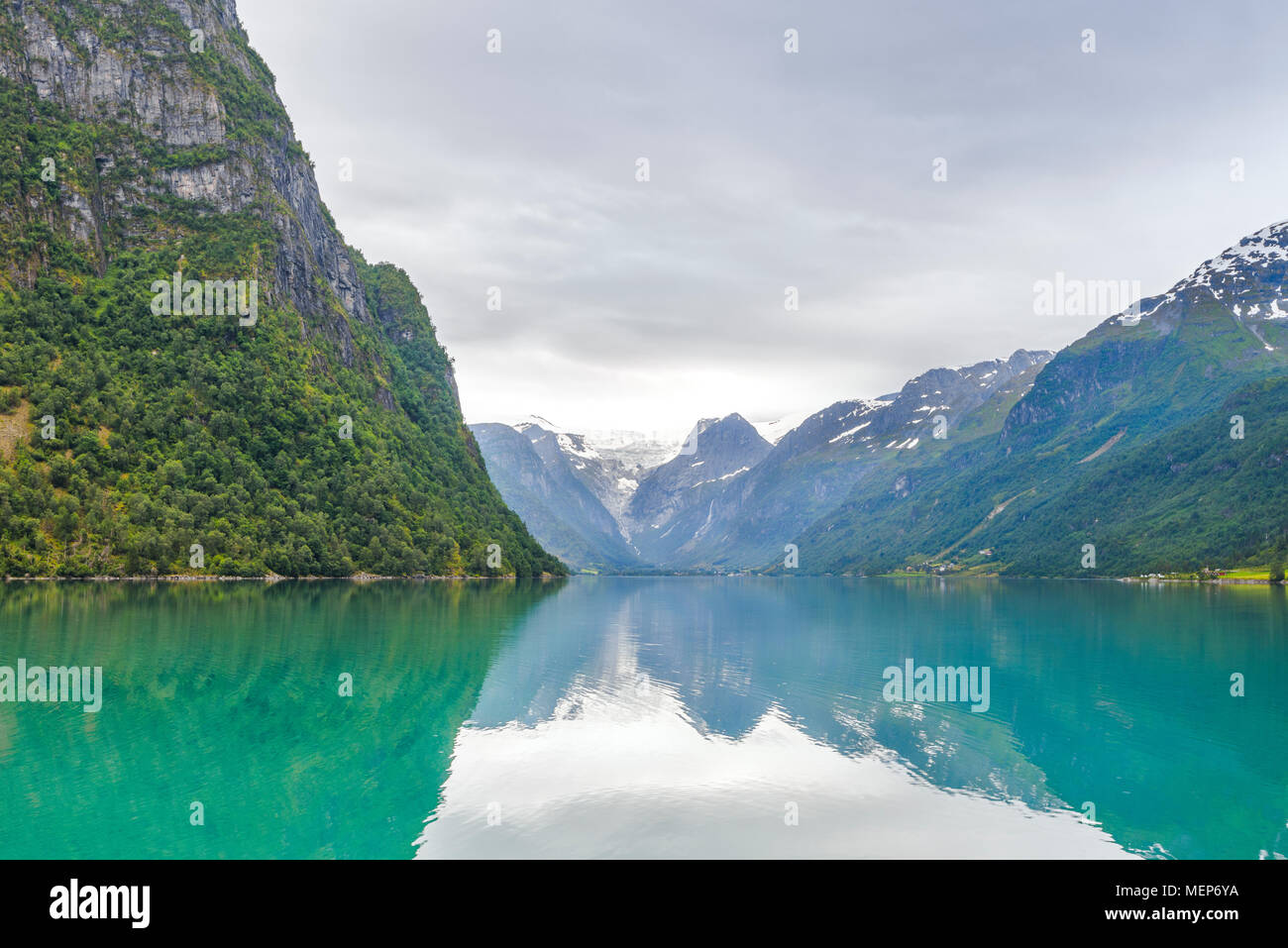 See Oldevatnet mit Spiegelung, Blick zum Gletscher Briksdalsbreen, Norwegen, in der Nähe von Luster am Nordfjorden, Bergkulisse in den Oldedalen Tal Stockfoto