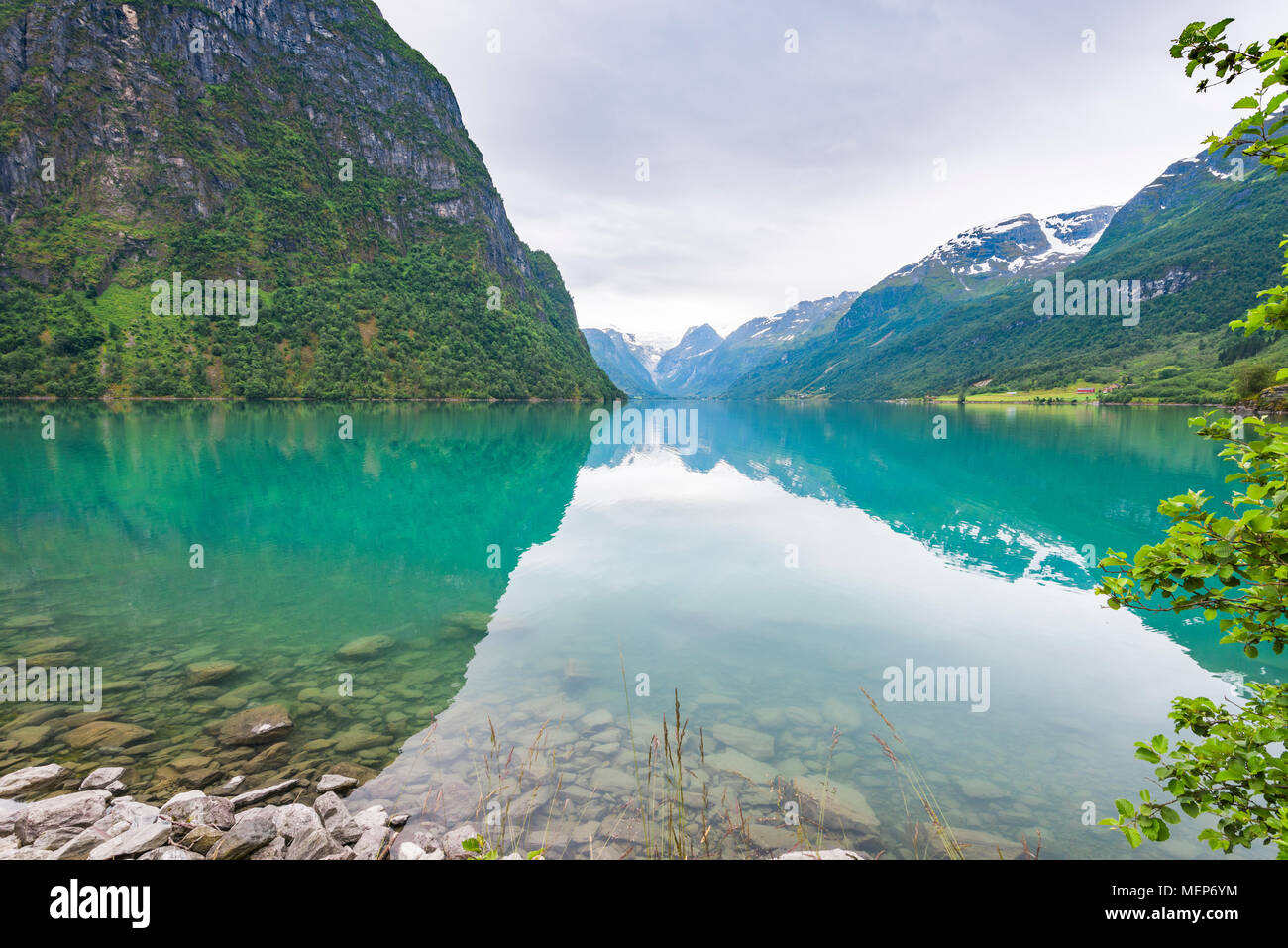 See Oldevatnet mit Spiegelung, Blick zum Gletscher Briksdalsbreen, Norwegen, in der Nähe von Luster am Nordfjorden, malerische Landschaft im Tal Oldedalen Stockfoto