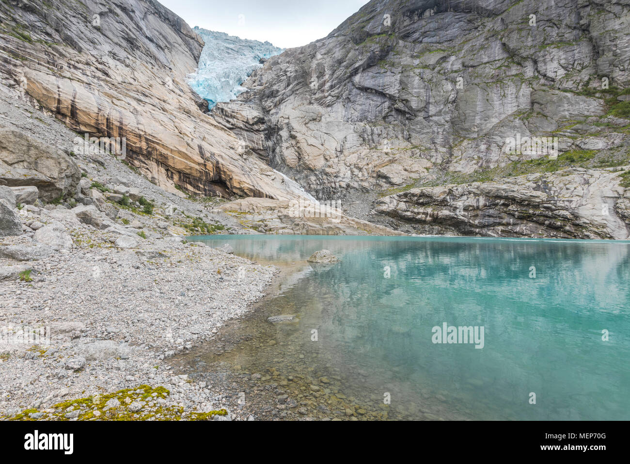 Gletscher Briksdalsbreen und seinen See, Norwegen, Arm des Jostedalsbreen, Oldedalen, Olden am Nordfjorden, Panorama mit Blick auf den See und die Gletscherzunge Stockfoto