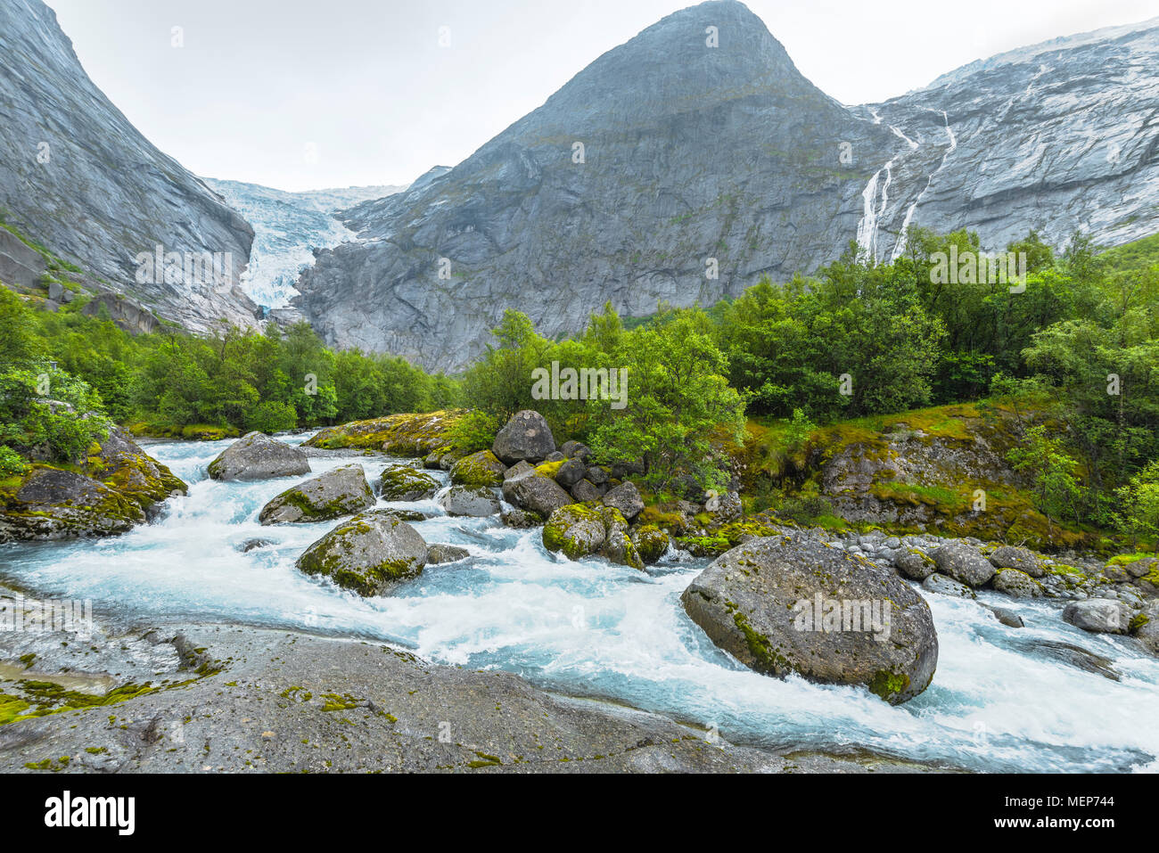 Gletscher Briksdalsbreen und seine eiszeitliche Fluss, Norwegen, Jostedalsbreen Nationalpark im Tal Oldedalen, Olden am Nordfjorden Stockfoto