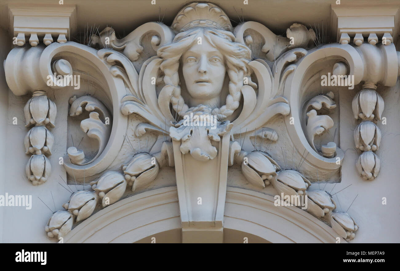 Architektonisches Detail mit einem mascaron einer jungen Frau auf eine Spalte auf der Fassade eines alten Gebäudes, Zagreb, Kroatien Stockfoto