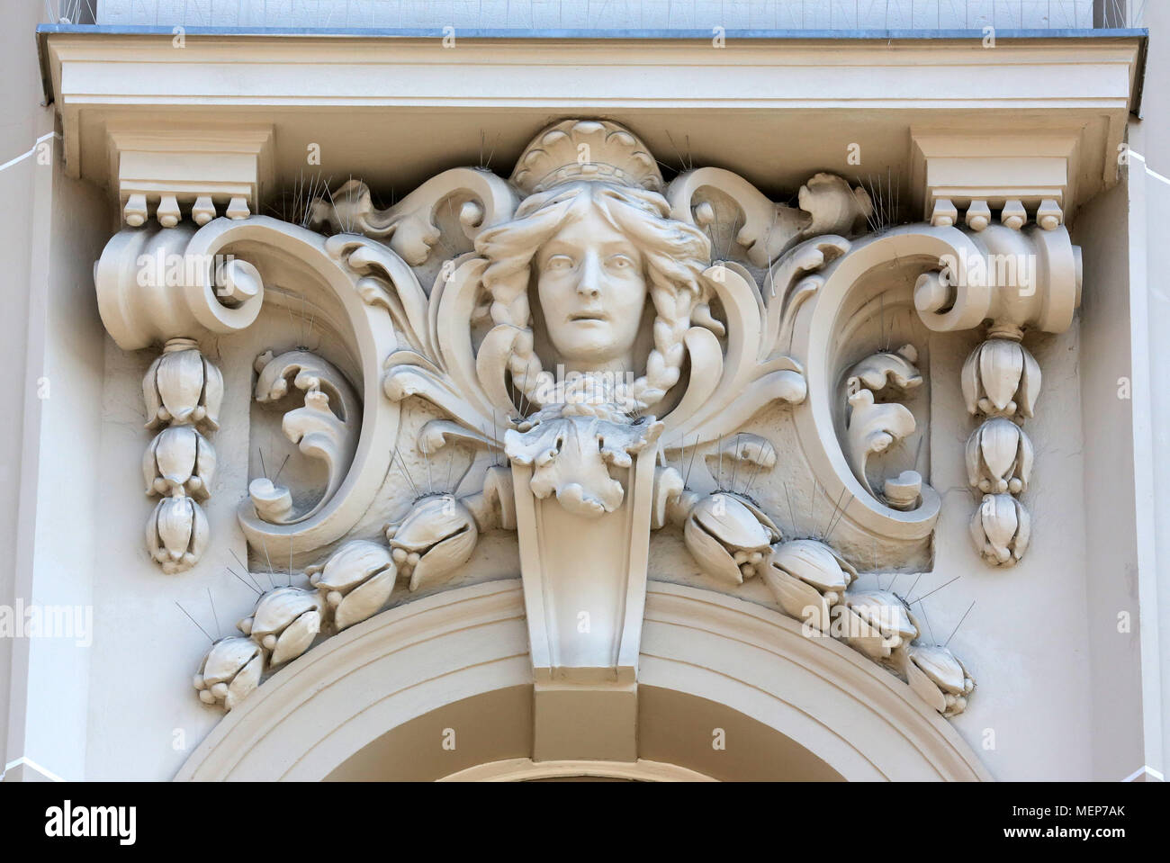 Architektonisches Detail mit einem mascaron einer jungen Frau auf eine Spalte auf der Fassade eines alten Gebäudes, Zagreb, Kroatien Stockfoto