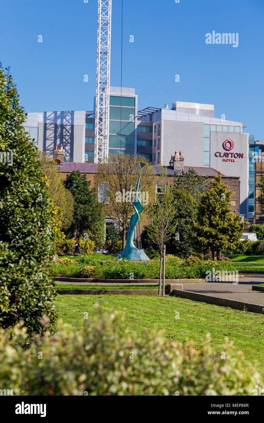 DUBLIN, Irland - 21. April 2018: Ansicht von Pearse Square Park im Stadtzentrum von Dublin an einem sonnigen Tag Stockfoto