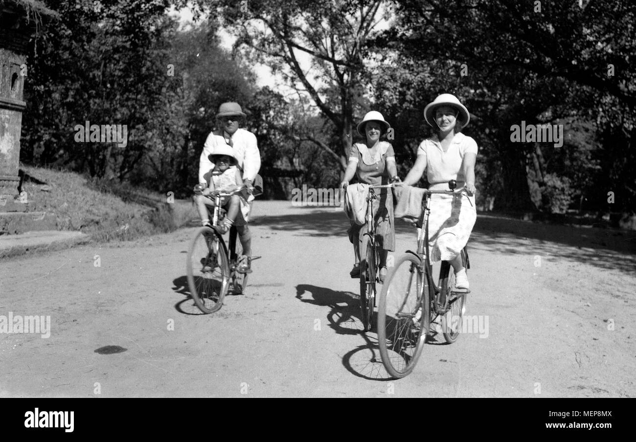Colonial Tage! Familie Radfahren in Indien 1932 trägt Safari Hüte Stockfoto
