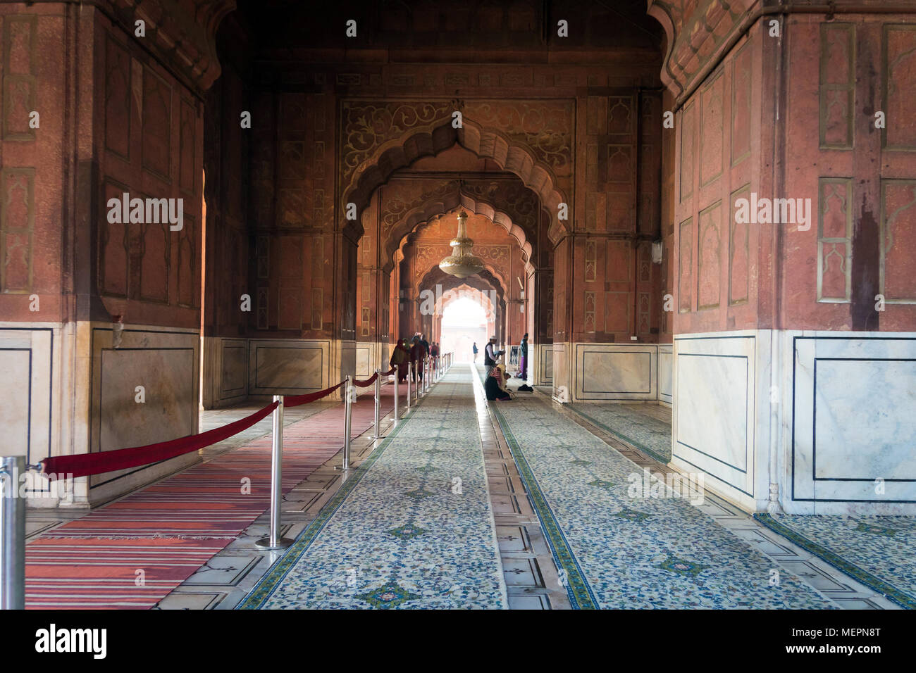 Jama Masjid in Details. New Delhi. Das Gebet in der Moschee. Die Muslime während des Gebets. Geschnitzt Bogen auf den Hintergrund. Stockfoto