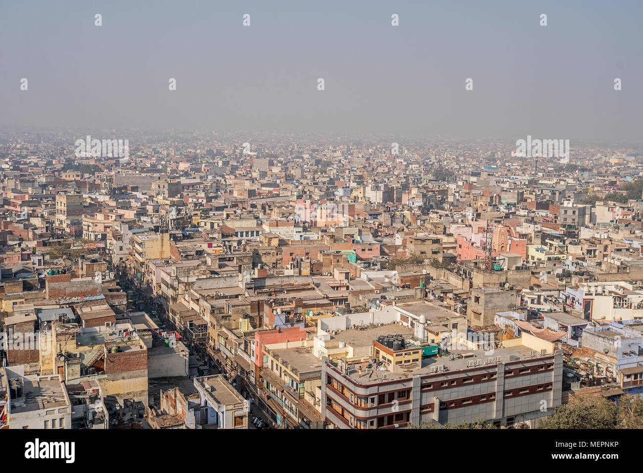 Stadtbild von Old Delhi in Indien. Blick auf das alte Viertel von Neu Delhi.  Umweltverschmutzung und Smog in der Luft. Dächer mit niedrigem Einkommen  schlechte Haus Stockfotografie - Alamy
