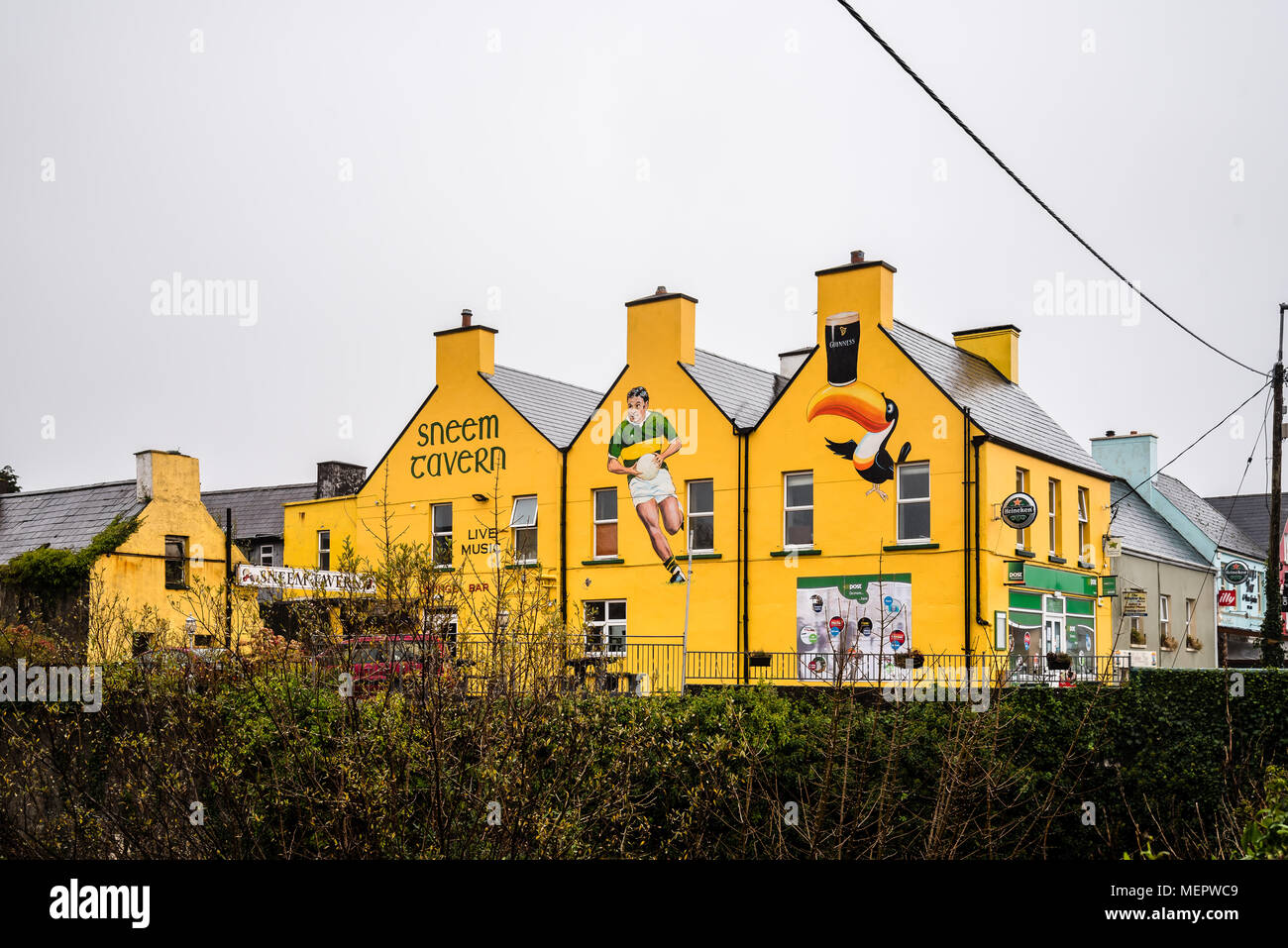 Sneem, Irland - 10. November 2017: Malerische und bunten Häusern und Restaurants in den Ring of Kerry einen regnerischen Tag. Stockfoto