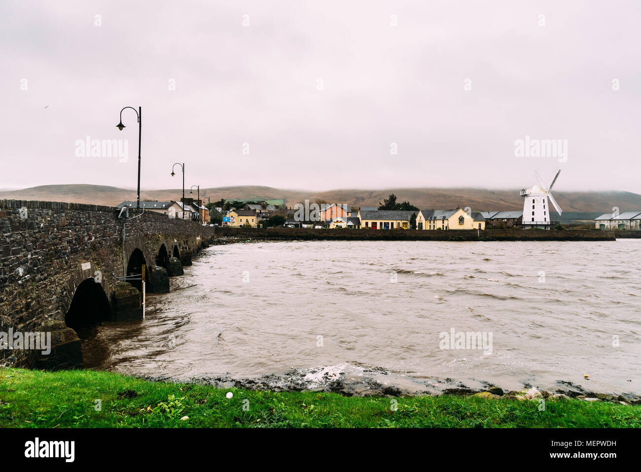 Tralee, Irland - 11 November, 2017: Windmühle in der Mündung von Tralee im wilden Atlantik gegen bewölkter Himmel Stockfoto